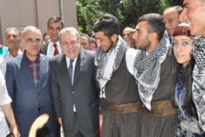 İ&ccedil;işleri Bakanı iş&ccedil;ilerle halay &ccedil;ekti