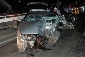 Par&ccedil;alara ayrılan otomobilden sağ kurtuldu