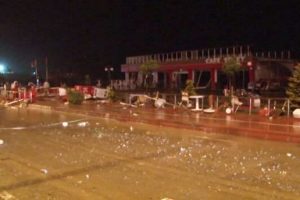 Dev dalgalar karayolunu vurdu