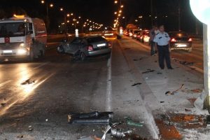 100 kilometre hızla ref&uuml;je &ccedil;arptı, yaralı kurtuldu