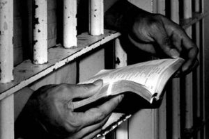 Kitap okuyan mahkum daha erken tahliye olacak