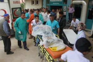Trakt&ouml;r şarampole yuvarlandı : 7 yaralı