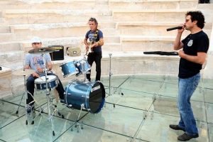 M&uuml;zik tutkunu imam rock grubu kurdu