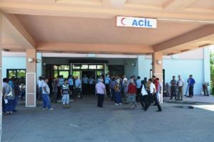 Minib&uuml;s ile otomobil &ccedil;arpıştı