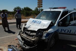 Polis aracı kaza yaptı: 2 yaralı