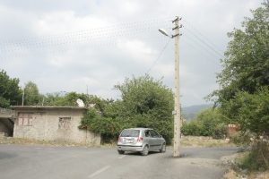 Yol ortasında kalan direk tehlike sa&ccedil;ıyor