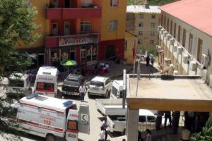 Askeri ara&ccedil;la minib&uuml;s &ccedil;arpıştı: 9 yaralı
