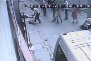 4. kattan d&uuml;şen &ccedil;ocuğu havada yakaladı