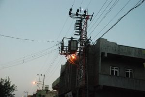 Elektirik direkleri tehlike sa&ccedil;ıyor