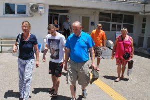20 yerinden bı&ccedil;aklanan ingiliz turist taburcu oldu