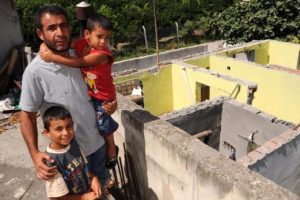 Eşini terk etti evin &ccedil;atısını da g&ouml;t&uuml;rd&uuml;