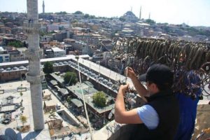 Ve ilk mahya yerini buldu