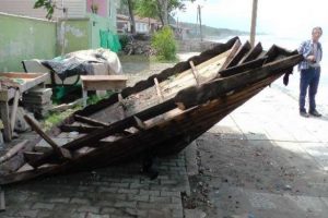 Fırtına yerle bir etti