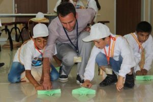 Bu &ccedil;ocuklar eğlenerek keşfediyor