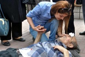 Kamyonun &ccedil;arptığı yaya yaralandı