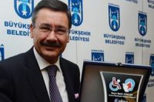 G&ouml;k&ccedil;ek'e teşekk&uuml;r plaketi