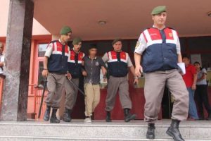 Tutuklamaya kızdı, o da yaktı