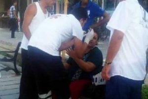 Aydınlatma direği kadının &uuml;zerine devrildi
