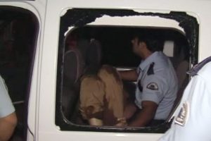 Polis otomobilini par&ccedil;aladı!
