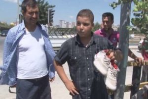 &Ouml;d&uuml;n&ccedil; aldığı ayakkabı i&ccedil;in hayatını tehlikeye attı