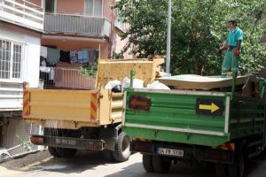&Ccedil;&ouml;p evden 2 kamyon &ccedil;&ouml;p &ccedil;ıktı