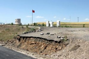 Anıt ziyaretine duble yol engeli