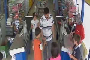 Biri kasiyeri oyaladı, diğeri hırsızlık yaptı