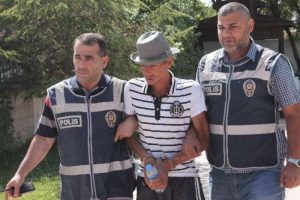 F&ouml;tr şapkası ele verdi