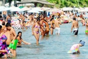 Bodrum sahilleri tıklım tıklım