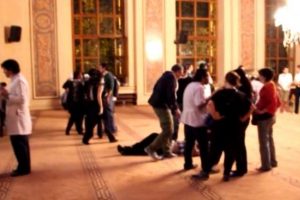 Valide Sultan Cami m&uuml;ezzinini Diyanet de sorguladı