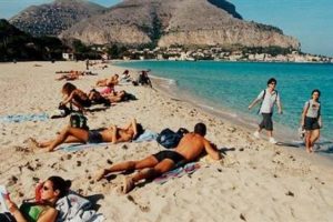 Bikiniyle dolaşana para cezası