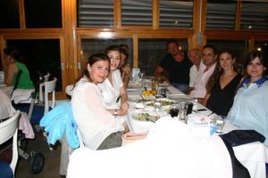 Hido ailesiyle yemekte