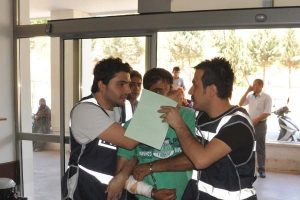 Hırsızlık i&ccedil;in girdiği evde kolunu kesti