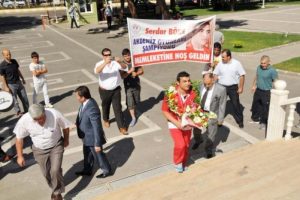 Şampiyon g&uuml;reş&ccedil;iye coşkulu karşılama