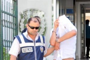 Aranan fuhuş şebekesi y&ouml;neticisi adliyede yakalandı