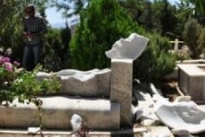 Can Y&uuml;cel'in mezarına saldırıda beraat kararı