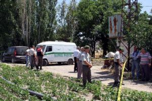 Babası ve &uuml;vey annesini &ouml;ld&uuml;rd&uuml;
