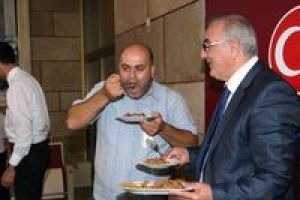 Basın toplantısında kavurma ikram etti
