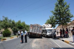 Tarım iş&ccedil;ilerini taşıyan minib&uuml;se &ccedil;arptı