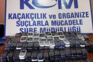 Kamyonetten ka&ccedil;ak cep telefonu &ccedil;ıktı