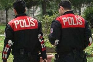 Polisi g&ouml;r&uuml;nce &ccedil;atıdan atladı