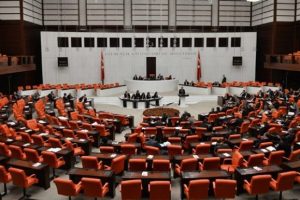 S&ouml;zleşmeli personelin g&ouml;z&uuml; kulağı Meclis'te