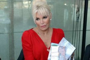 Ajda Pekkan'a Azerbaycan'dan &ouml;d&uuml;l