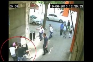 Sokak ortasında gasp dehşeti