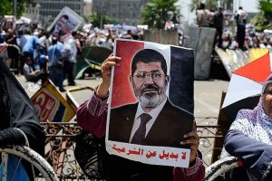 Mursi yanlılarının bekleyişi s&uuml;r&uuml;yor
