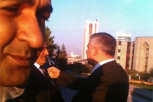 Meclis'te baş&ouml;rt&uuml;l&uuml;ye taciz kavgası