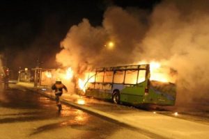 İki otob&uuml;s alev alev yandı