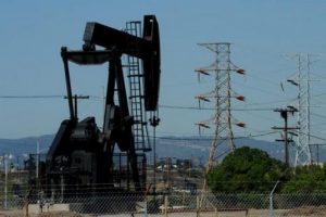 Dolardaki g&uuml;&ccedil;lenme petrol&uuml; aşağı &ccedil;ekti