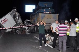 Kamyonet kamyona &ccedil;arptı