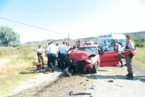 2 otomobil &ccedil;arpıştı: 1 &ouml;l&uuml;